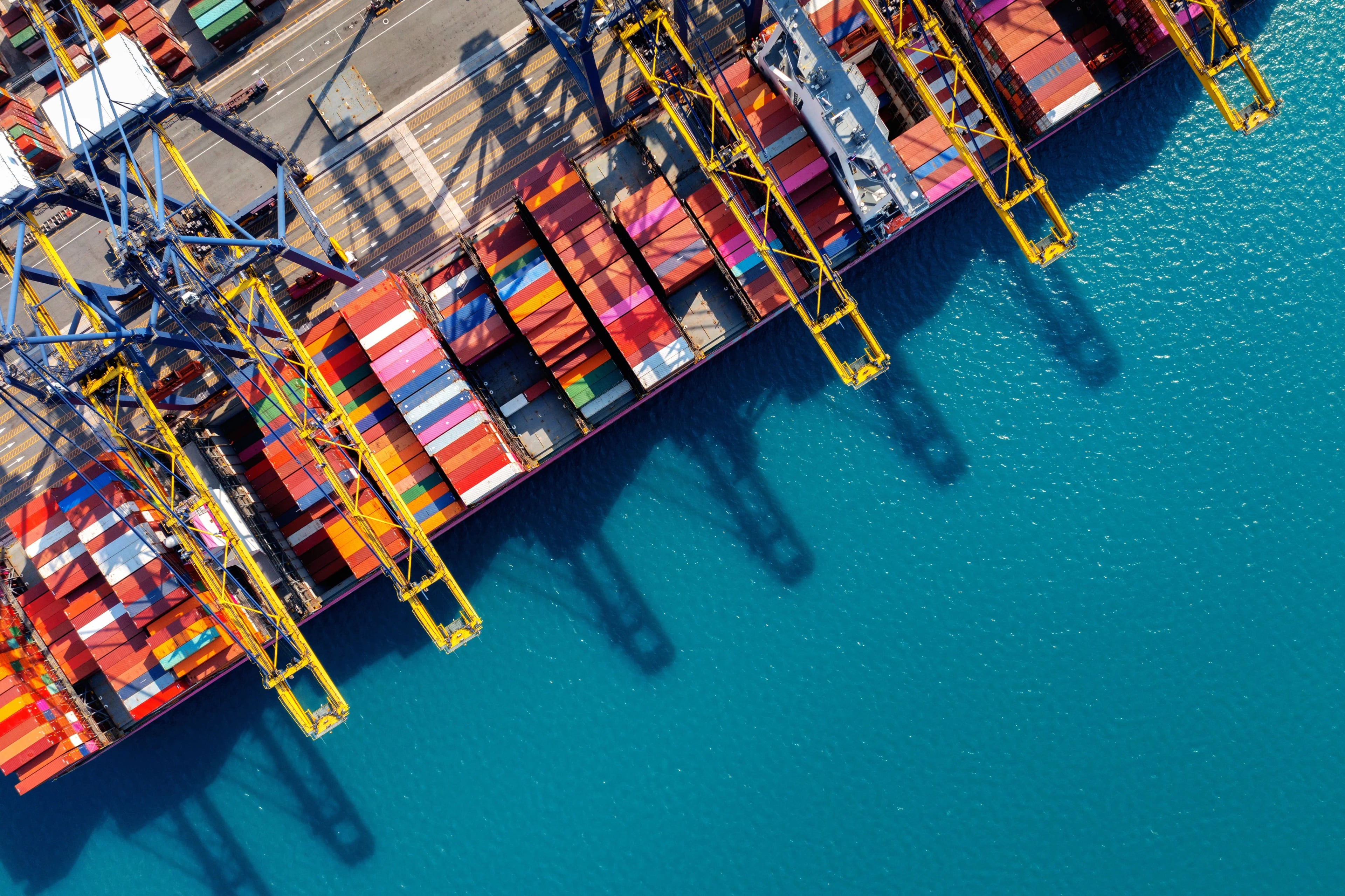 Puerto de contenedores Barcelona - Terminal marítima internacional - Krom Global Logistics empresa transitaria especializada en logística Europa México Estados Unidos